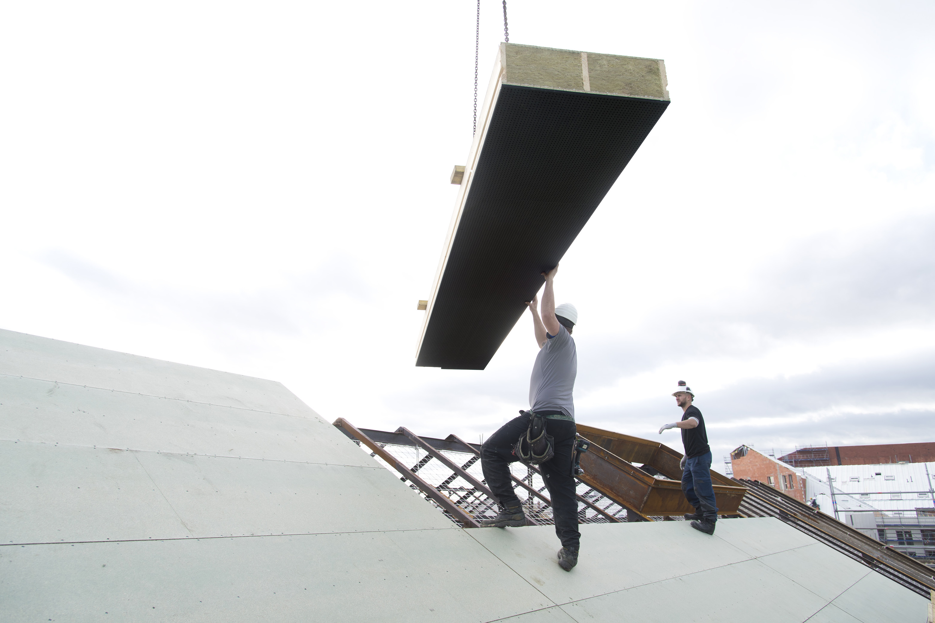 Notre panneau de toiture en laine de roche Usystem Roof DS Mineral Wool posé lors de la rénovation au cœur de l'écosystème Darwin à Bordeaux pour une isolation thermique et acoustique