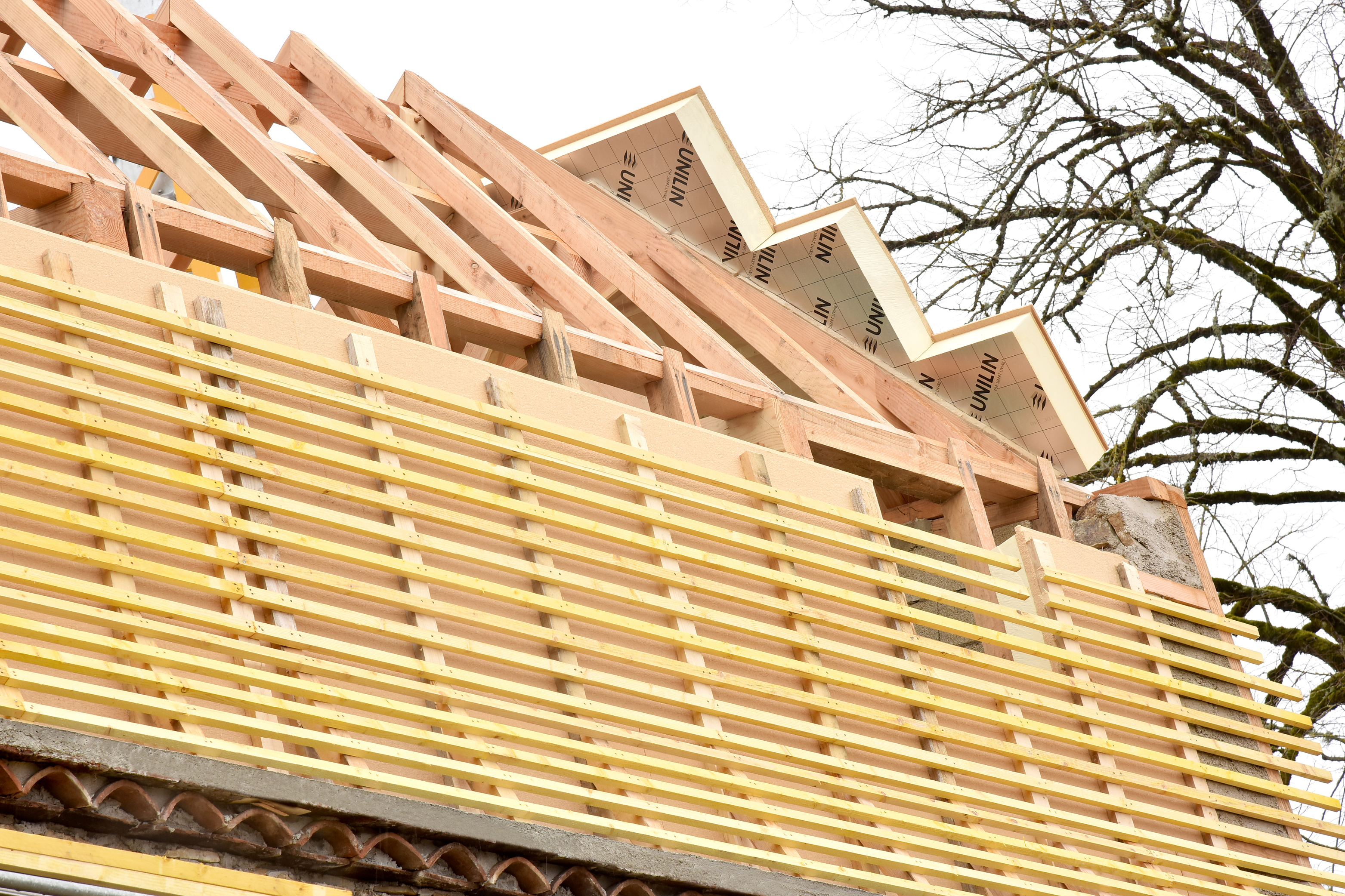 Plaque isolante bi-matière polyuréthane fibre de bois pour l'isolation et la rénovation de la toiture en pente Utherm Sarking L Comfort