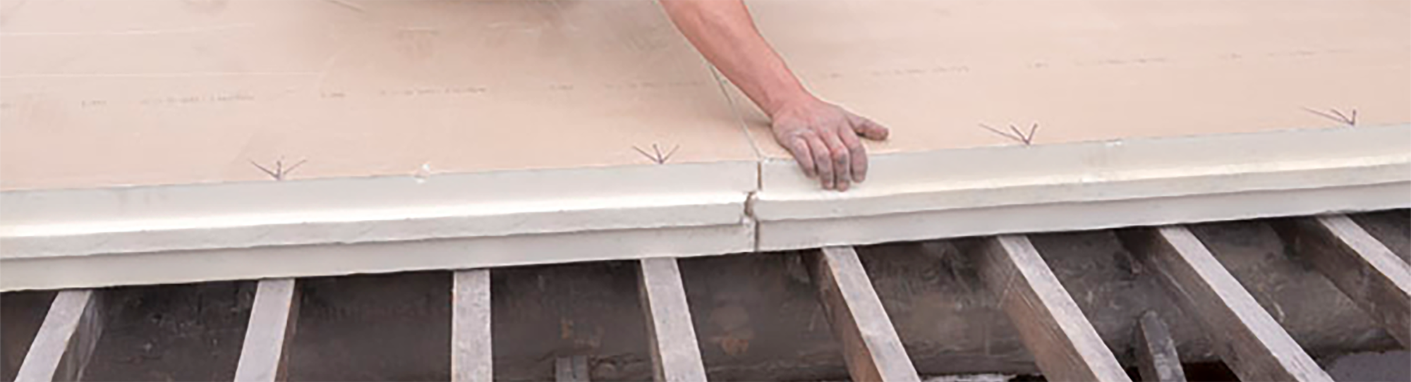 Plaque isolante en polyuréthane Utherm Sarking K pour la rénovation et l'isolation par l'extérieur des toitures en pente