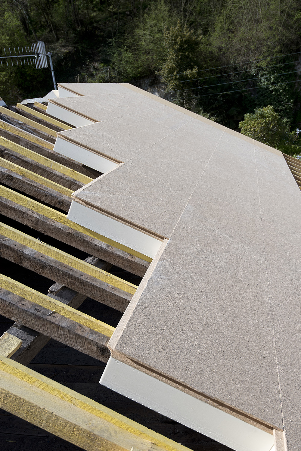Plaque isolante bi-matière polyuréthane pir et fibre de bois pour l'isolation de la toiture en pente et le confort d'été Utherm Sarking L Comfort, neuf et rénovation